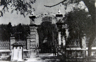 北京大学第四院的大门