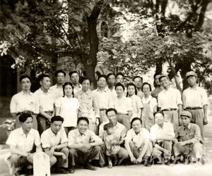 新华社国际部工作人员在图书馆前的合影