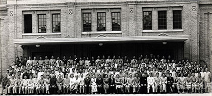 1966年8月10日,新华社中层以上干部受到全面冲击和批斗。图为当天的批斗大会现场。