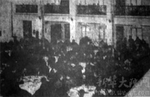 新民学院校庆时把图书馆变成饕餮之地
