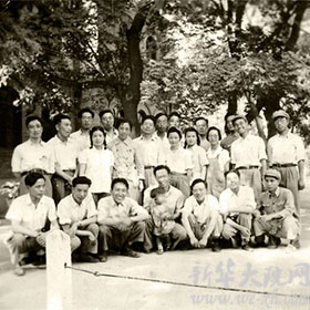 新华社国际部的工作人员在图书馆前合影