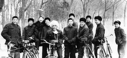 在玉渊潭游玩时的和平(左五)与弟弟小五(右一)