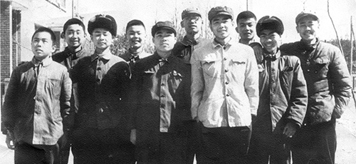 和平(右二)与众发小在甘家口的合影